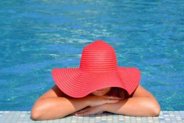 gerçek kadın güzellik yüzme havuzunda rahatlatıcı