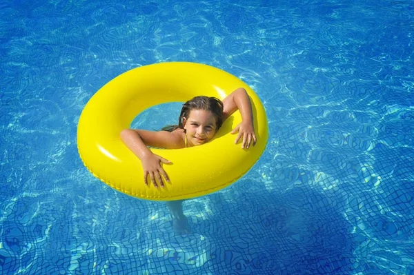 Real adorável menina relaxante na piscina — Fotografia de Stock