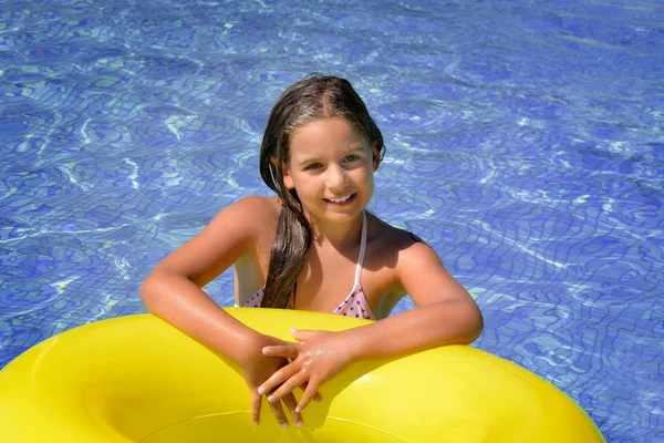 在游泳池里放松的真正可爱女孩 — 图库照片