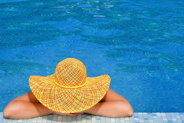 Real belleza femenina relajante en la piscina —  Fotos de Stock