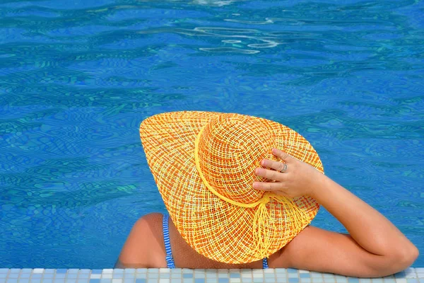 Real belleza femenina relajante en la piscina — Foto de Stock