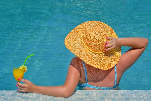 Gerçek kadın güzellik yüzme havuzunda rahatlatıcı — Stok fotoğraf