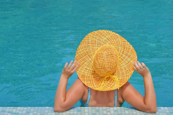 Echte weibliche Schönheit entspannt sich im Schwimmbad — Stockfoto