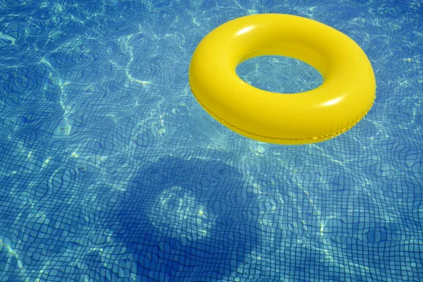 Tube gonflable coloré flottant dans la piscine — Photo