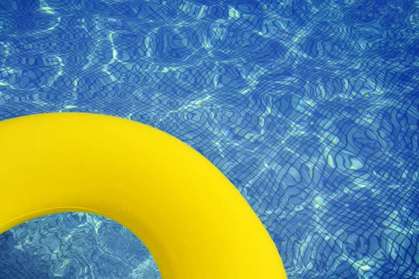 Барвиста надувна трубка, що плаває у басейні — стокове фото