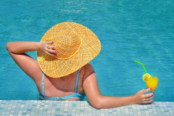 Gerçek kadın güzellik yüzme havuzunda rahatlatıcı — Stok fotoğraf