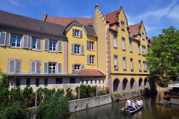 Arquitectura tradicional sobre el canal de la ciudad en Colmar, Francia — Foto de Stock