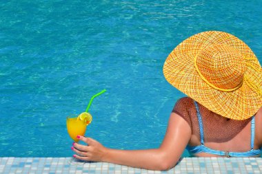 gerçek kadın güzellik yüzme havuzunda rahatlatıcı