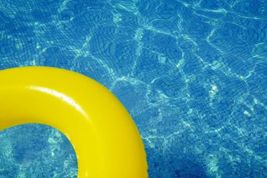 Yüzme havuzunda renkli şişme tüp