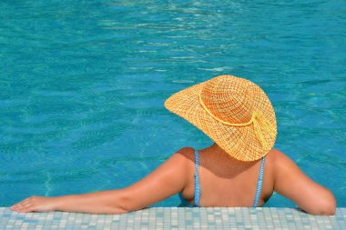 gerçek kadın güzellik yüzme havuzunda rahatlatıcı