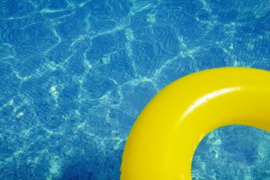 Yüzme havuzunda renkli şişme tüp