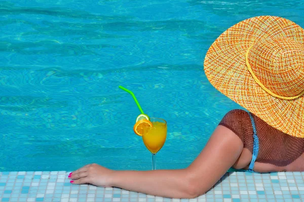 Véritable beauté féminine relaxante dans la piscine — Photo