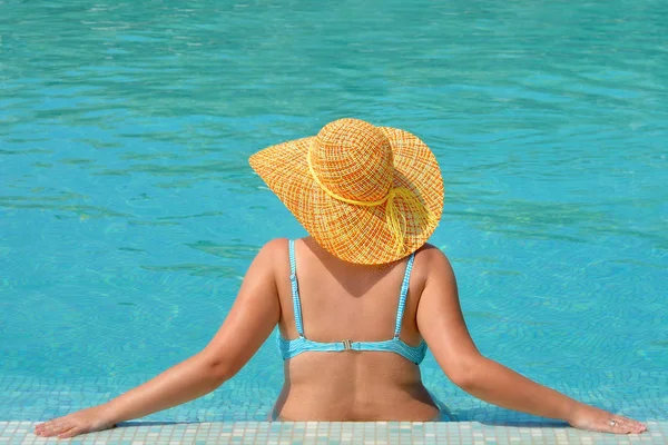 Echte weibliche Schönheit entspannt sich im Schwimmbad — Stockfoto
