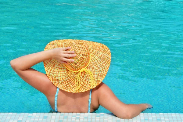 Настоящая женская красота расслабляется в бассейне — стоковое фото