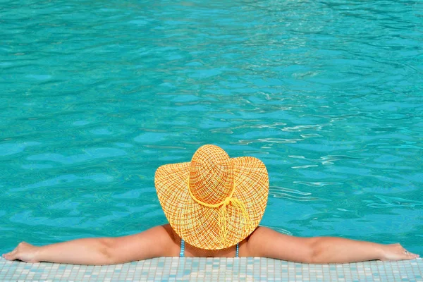 Real belleza femenina relajante en la piscina —  Fotos de Stock