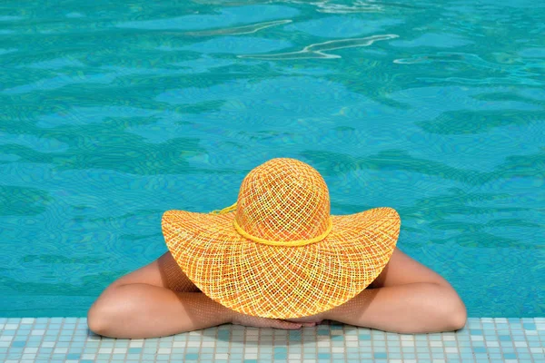 Echte weibliche Schönheit entspannt sich im Schwimmbad — Stockfoto