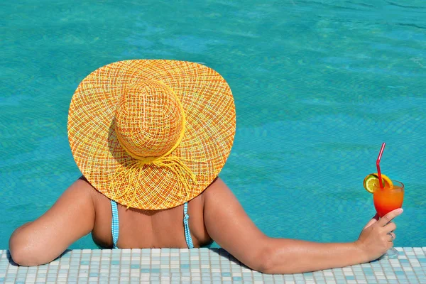 スイミング プールでリラックスした実質女性の美しさ — ストック写真