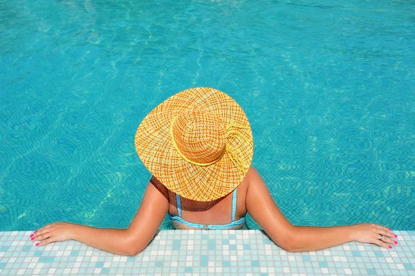 在游泳池放松的真正女性美 — 图库照片