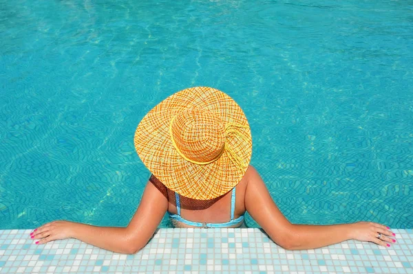 Real beleza feminina relaxante na piscina — Fotografia de Stock