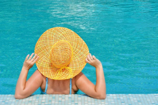Real beleza feminina relaxante na piscina — Fotografia de Stock