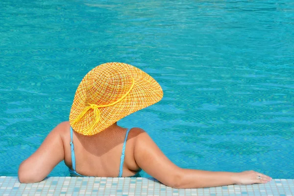 Véritable beauté féminine relaxante dans la piscine — Photo