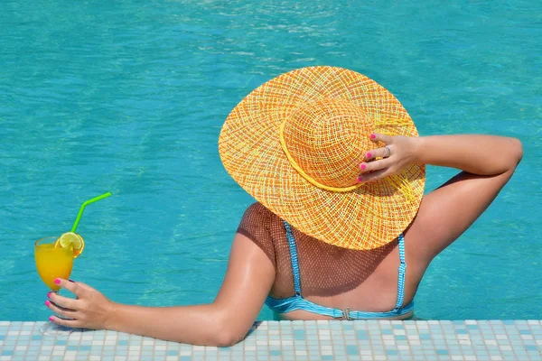 Real beleza feminina relaxante na piscina — Fotografia de Stock