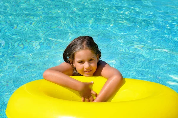 Real adorável menina relaxante na piscina — Fotografia de Stock