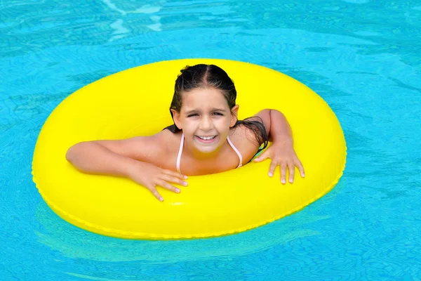 Real adorável menina relaxante na piscina — Fotografia de Stock