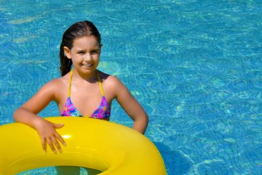 Çok sevimli kız rahatlatıcı yüzme havuzunda