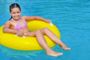 Çok sevimli kız rahatlatıcı yüzme havuzunda
