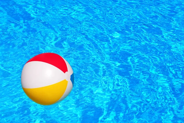 Yüzme havuzunda yüzen renkli şişme top — Stok fotoğraf