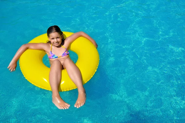 Gadis manis yang nyata santai di kolam renang — Stok Foto