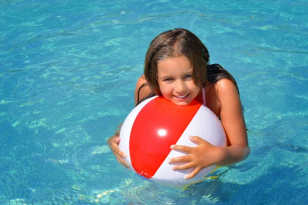 Véritable adorable fille se détendre dans la piscine — Photo