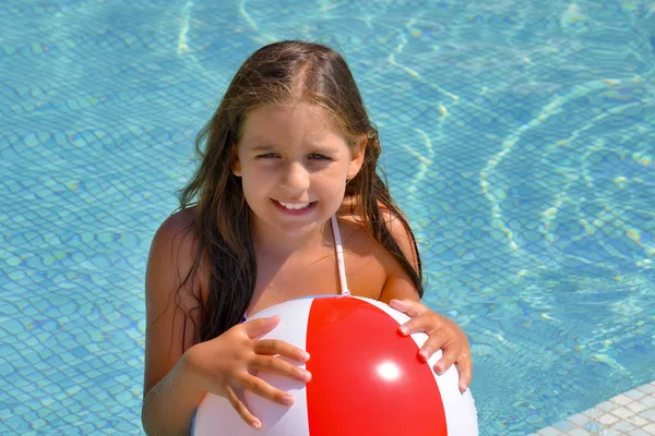 Echtes entzückendes Mädchen entspannt sich im Schwimmbad — Stockfoto