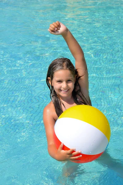 Véritable adorable fille se détendre dans la piscine — Photo