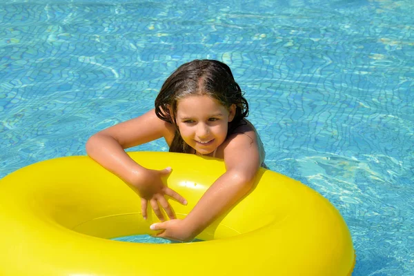 Echtes entzückendes Mädchen entspannt sich im Schwimmbad — Stockfoto