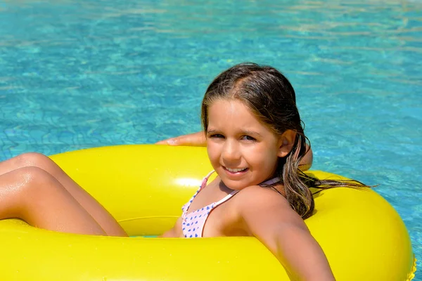 Real adorável menina relaxante na piscina — Fotografia de Stock