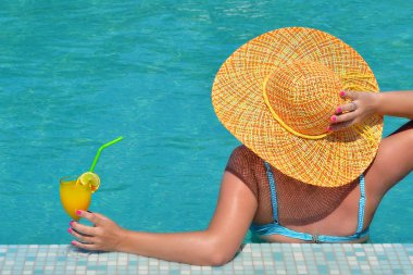 gerçek kadın güzellik yüzme havuzunda rahatlatıcı