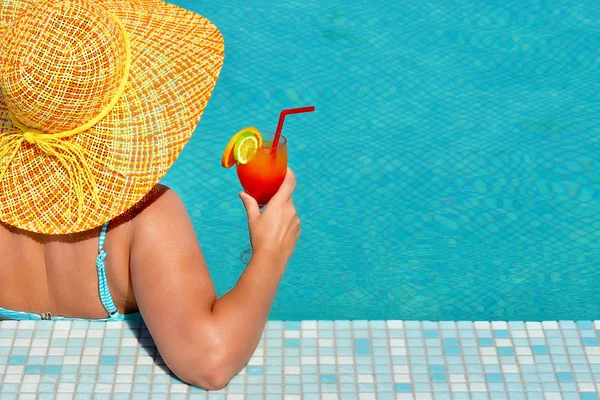 Véritable beauté féminine relaxante dans la piscine — Photo