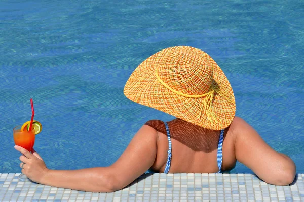 Real belleza femenina relajante en la piscina — Foto de Stock