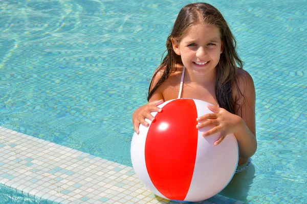 Véritable adorable fille se détendre dans la piscine — Photo