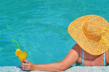 gerçek kadın güzellik yüzme havuzunda rahatlatıcı