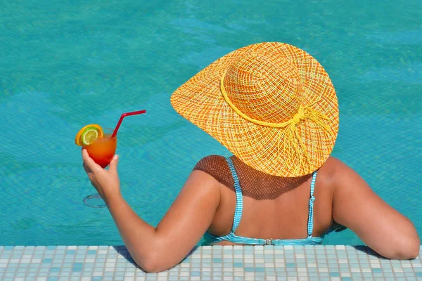 Real belleza femenina relajante en la piscina — Foto de Stock