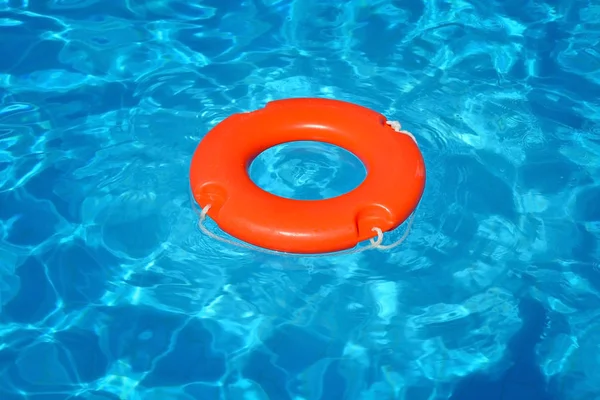 Boia salva-vidas colorida flutuando na piscina — Fotografia de Stock