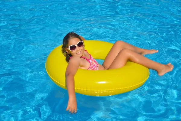Настоящая восхитительная девушка, отдыхающая в бассейне — стоковое фото