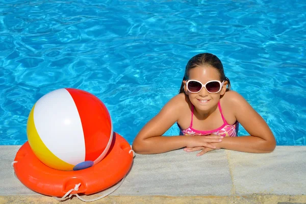 Véritable adorable fille se détendre dans la piscine — Photo