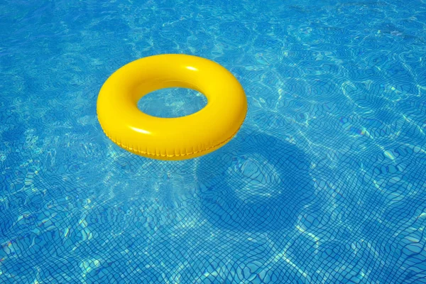 Colorido Tubo Inflable Flotando Piscina Concepto Vacaciones Verano — Foto de Stock