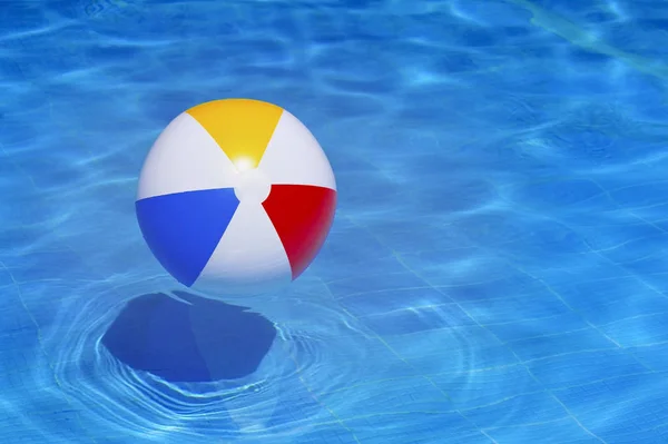 Kleurrijke Opblaasbare Bal Drijvend Zwembad Zomervakantie Concept — Stockfoto