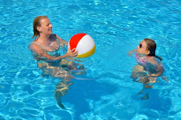 Mère Relaxant Dans Piscine Avec Fille — Photo