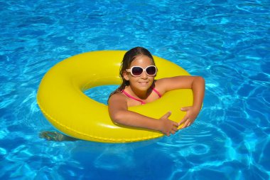 Çok tatlı bir kız, yüzme havuzunda dinleniyor, yaz tatili konsepti.